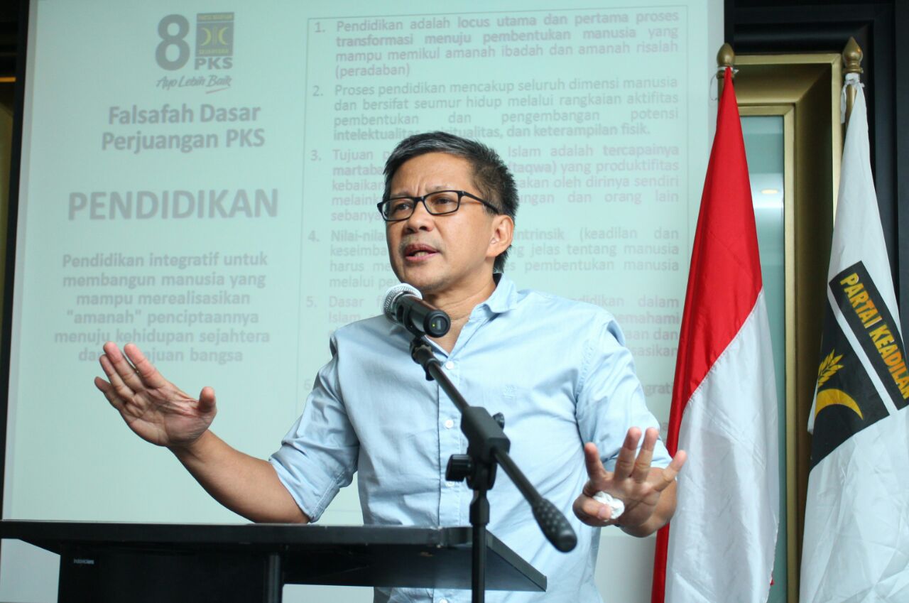 Rocky Gerung Sebut Ganjar Dipersiapkan jadi Penerus Jokowi, Anies Bakal Dijegal Secara Sistematis